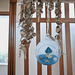 Hangable decorative glass