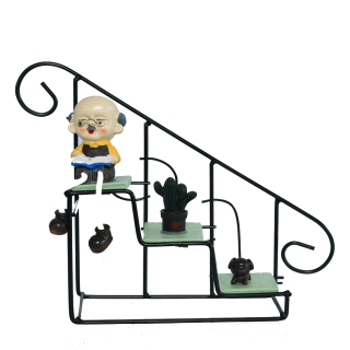 Show Piece Grandpa on stairs – HM0417